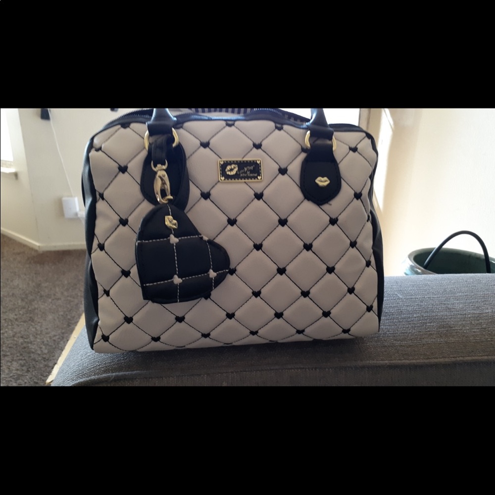 Medium-size purse